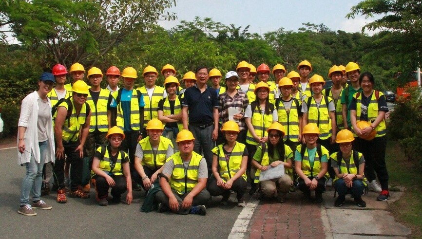 同學在深圳梧桐山向王博士和景博士學習植物鑑定及修剪技術。